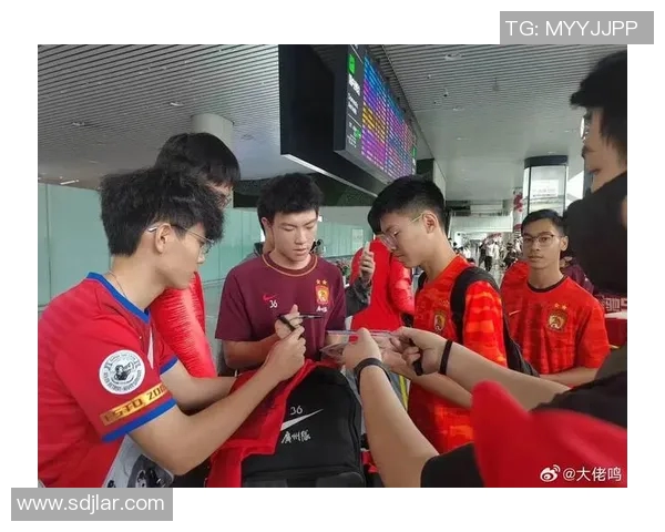 球迷热情迎接足球明星归来共同见证荣耀时刻的欢庆盛宴