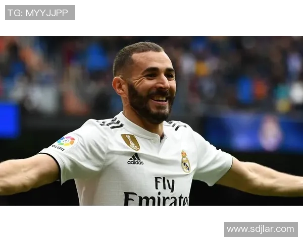 白人足球明星的魅力与帅气展现了运动员的风采与时尚感