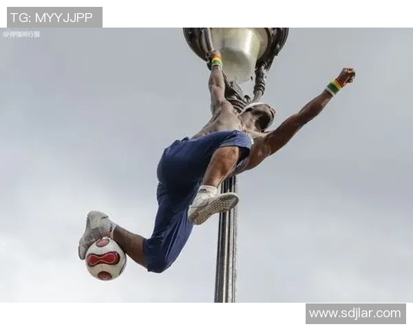 男子化身足球明星街头秀技引围观粉丝热情追捧 男子化身足球明星街头秀技引围观粉丝热情追捧