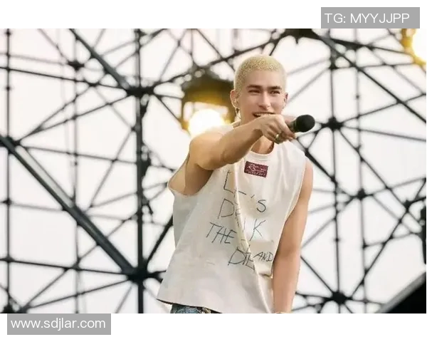 米卡对足球明星的热爱与追随展现了年轻人的激情与梦想